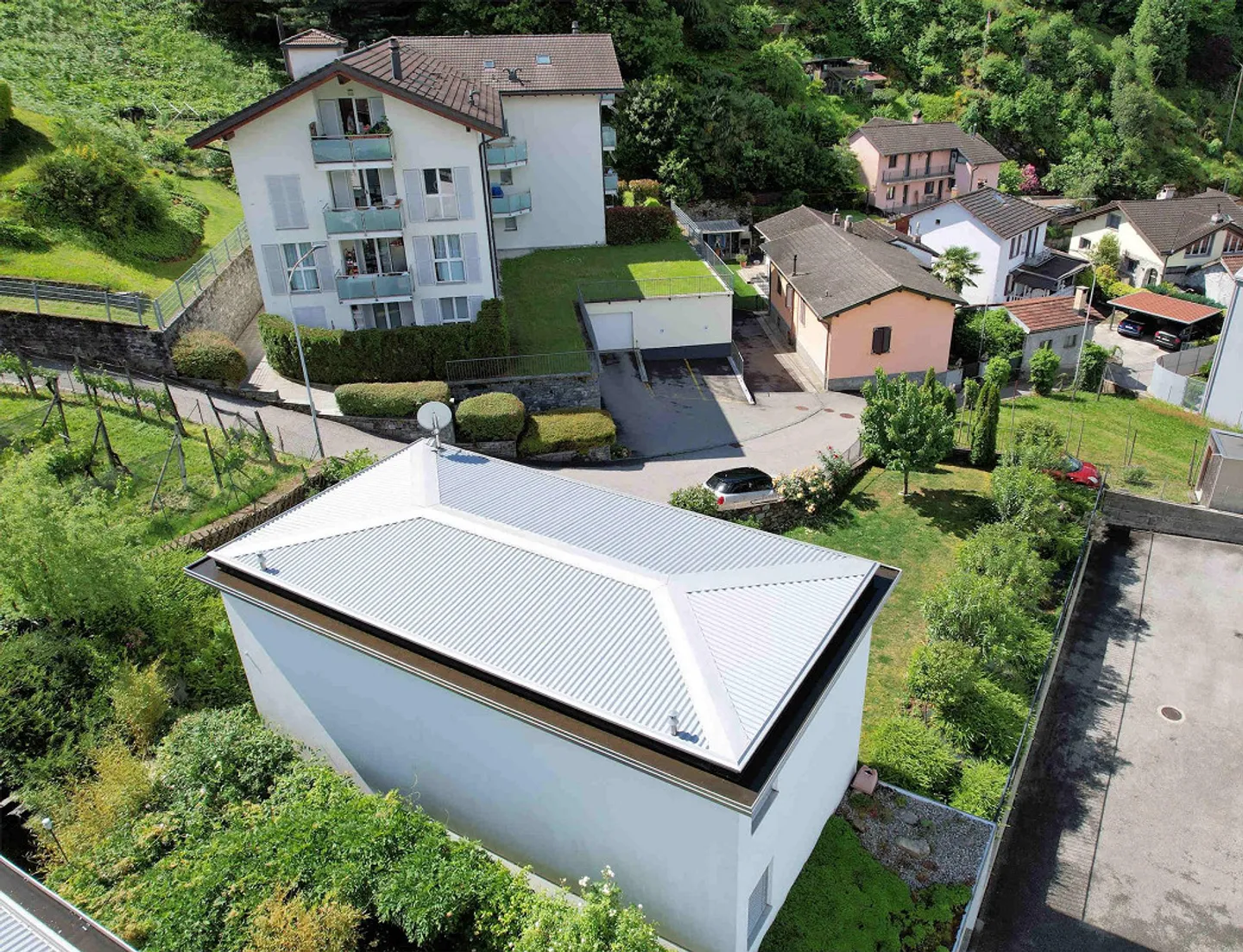 Villa moderna con bel giardino in zona collinare - Foto 4 di 24
