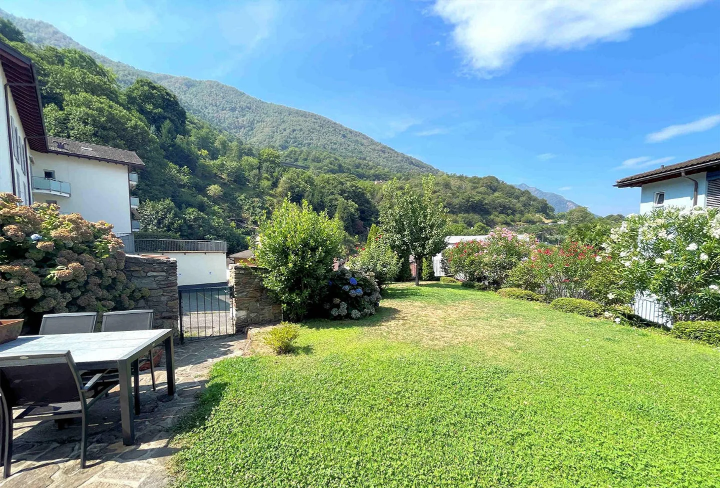 Villa moderna con bel giardino in zona collinare - Foto 5 di 24