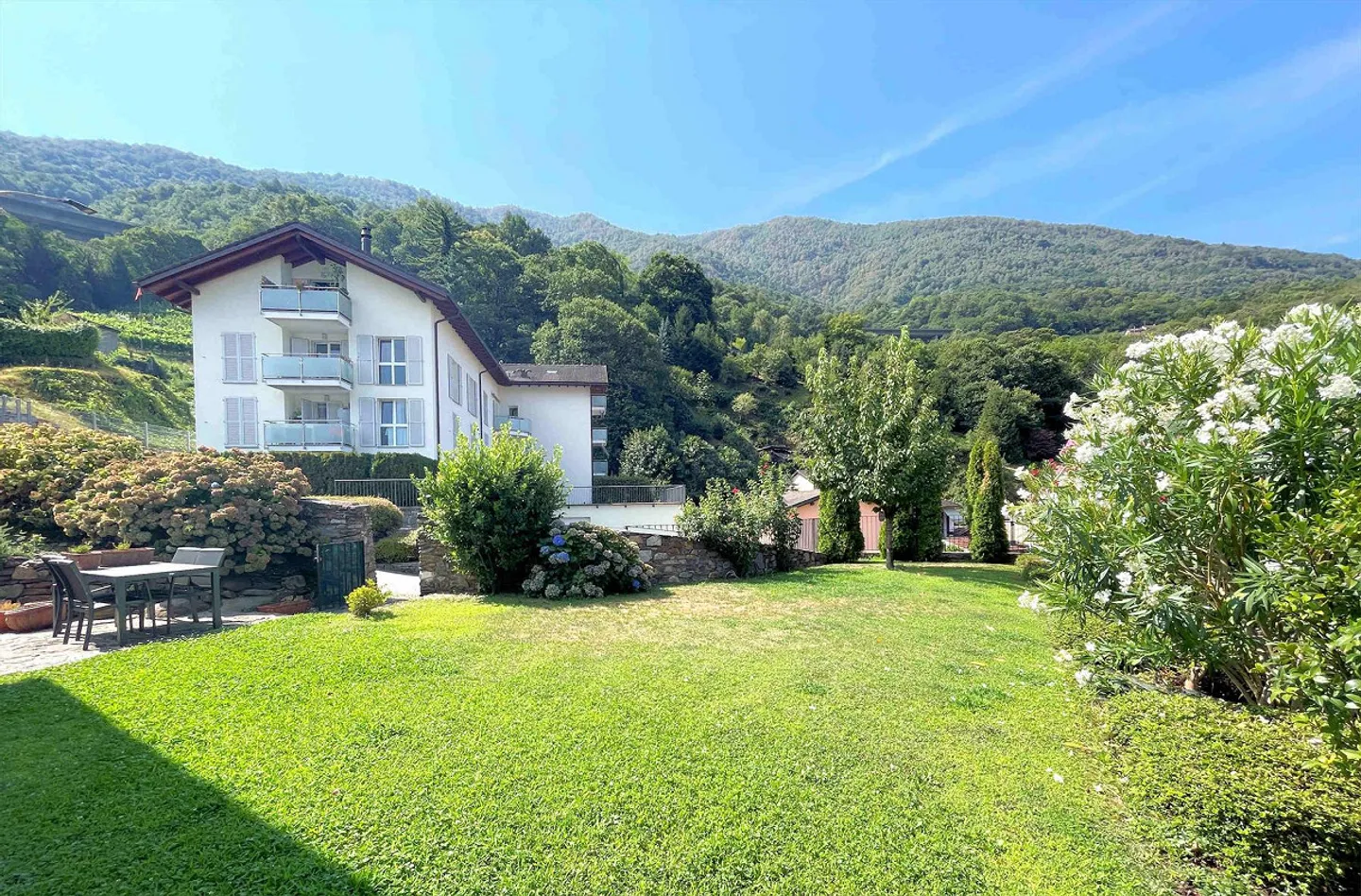 Villa moderna con bel giardino in zona collinare - Foto 6 di 24
