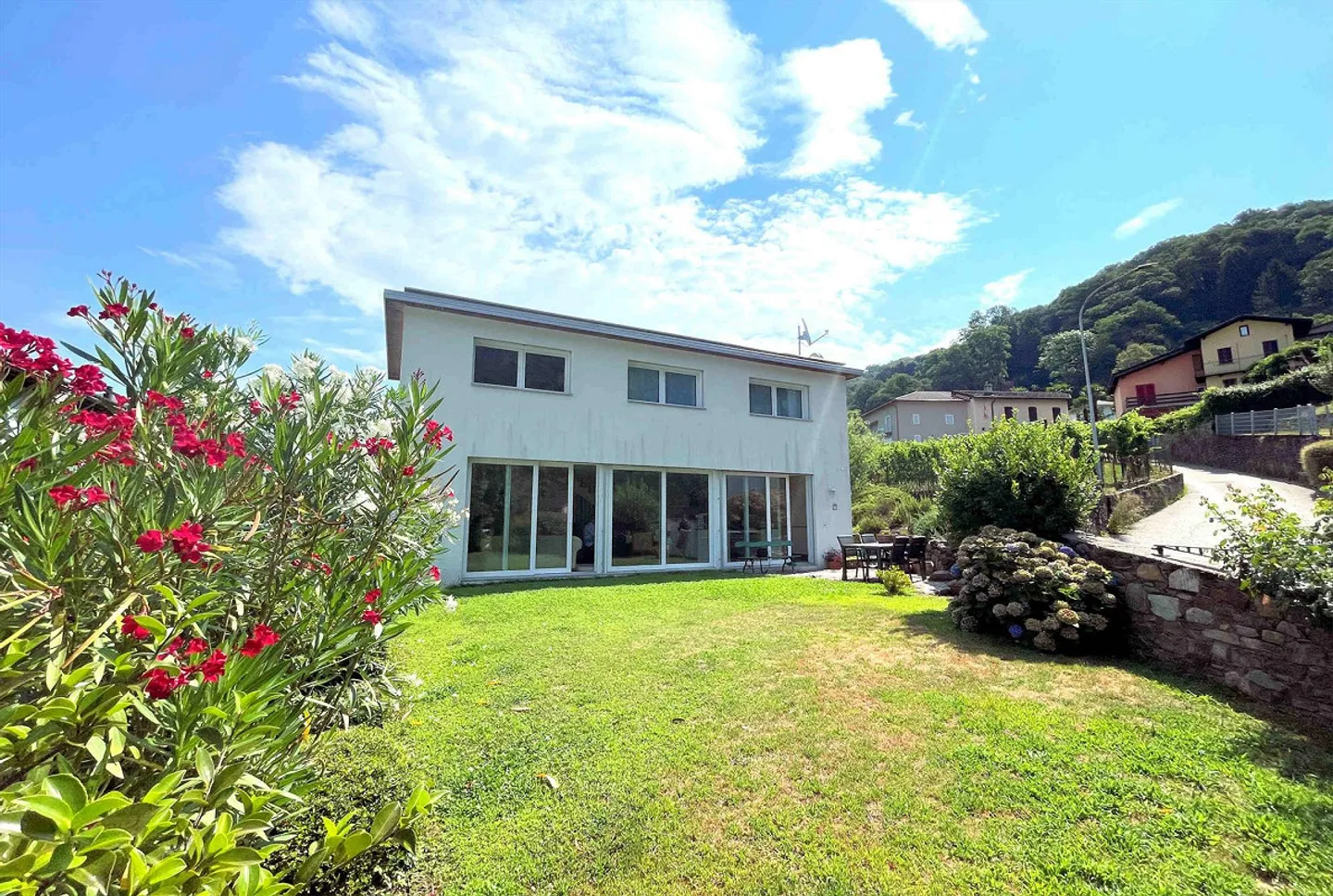 Villa moderna con bel giardino in zona collinare - Foto 7 di 24