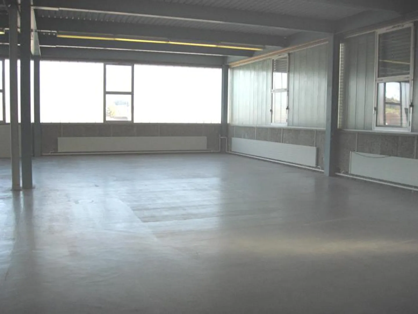 Proprietà commerciale versatile di 2'320 m² a Dürnten - Foto 2 di 4