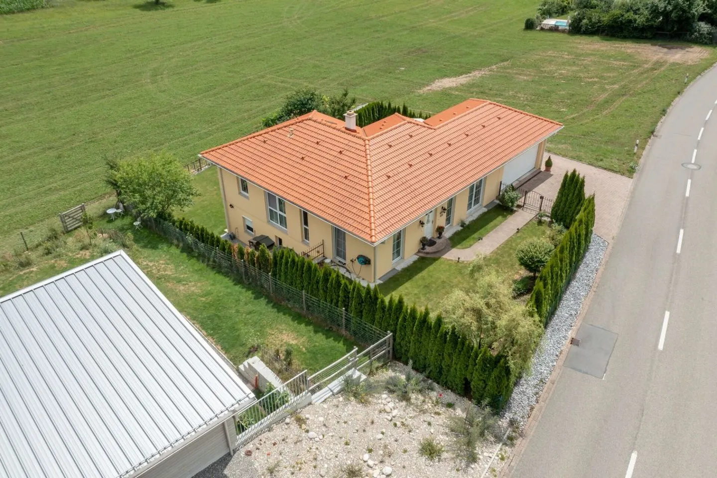 Maison familiale moderne avec piscine - Photo 14 sur 16