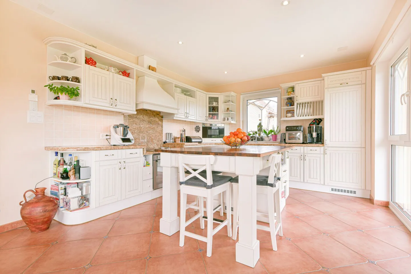 Maison familiale moderne avec piscine - Photo 3 sur 16