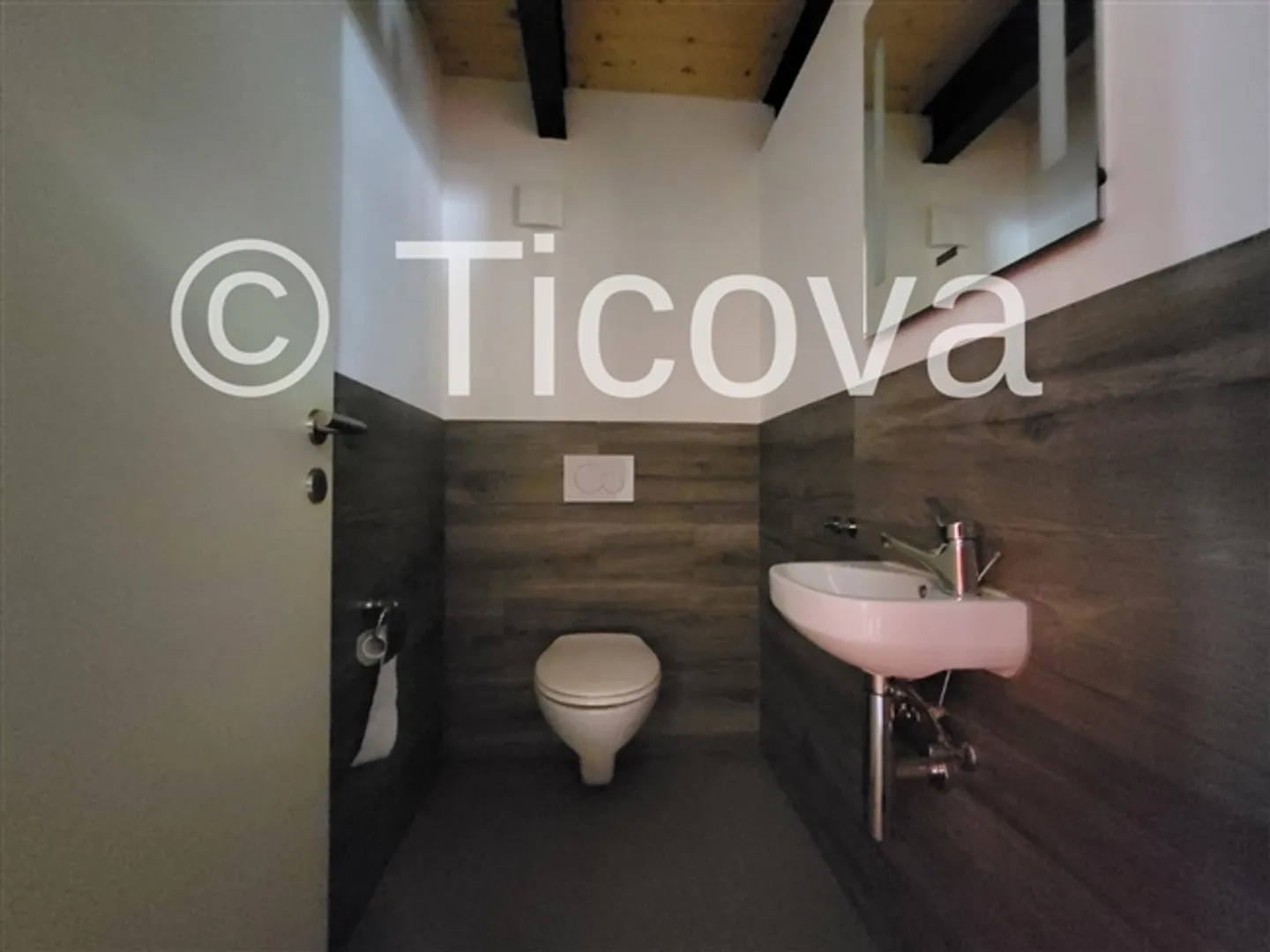 Apartment in completely renovated core - Photo 10 of 15