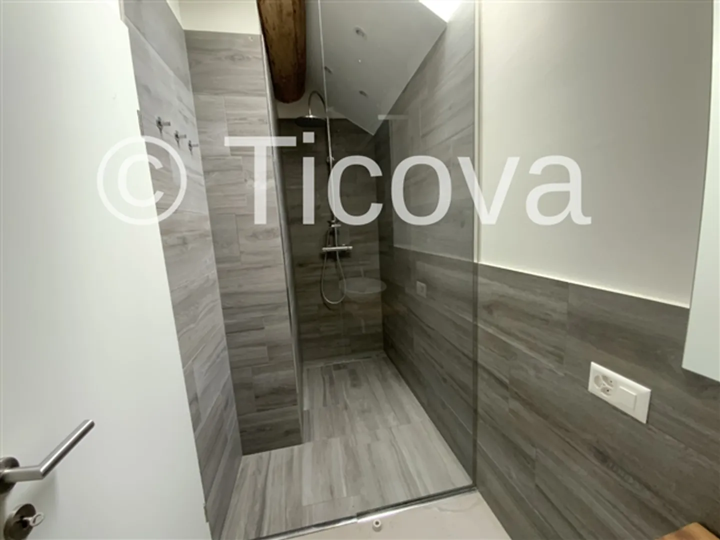 Apartment in completely renovated core - Photo 11 of 15