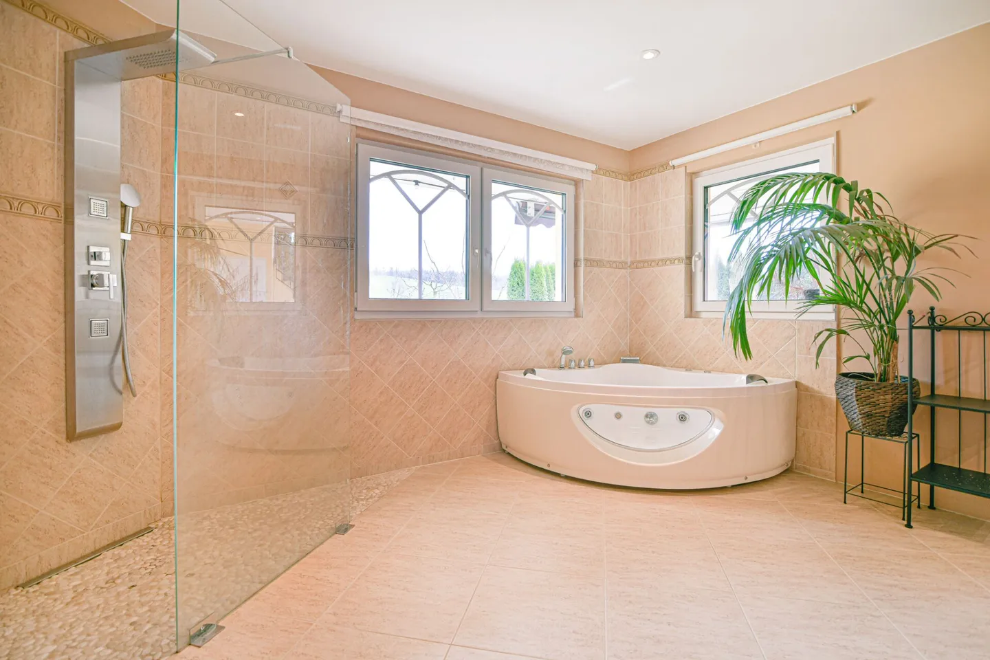 Maison familiale moderne avec piscine - Photo 9 sur 16