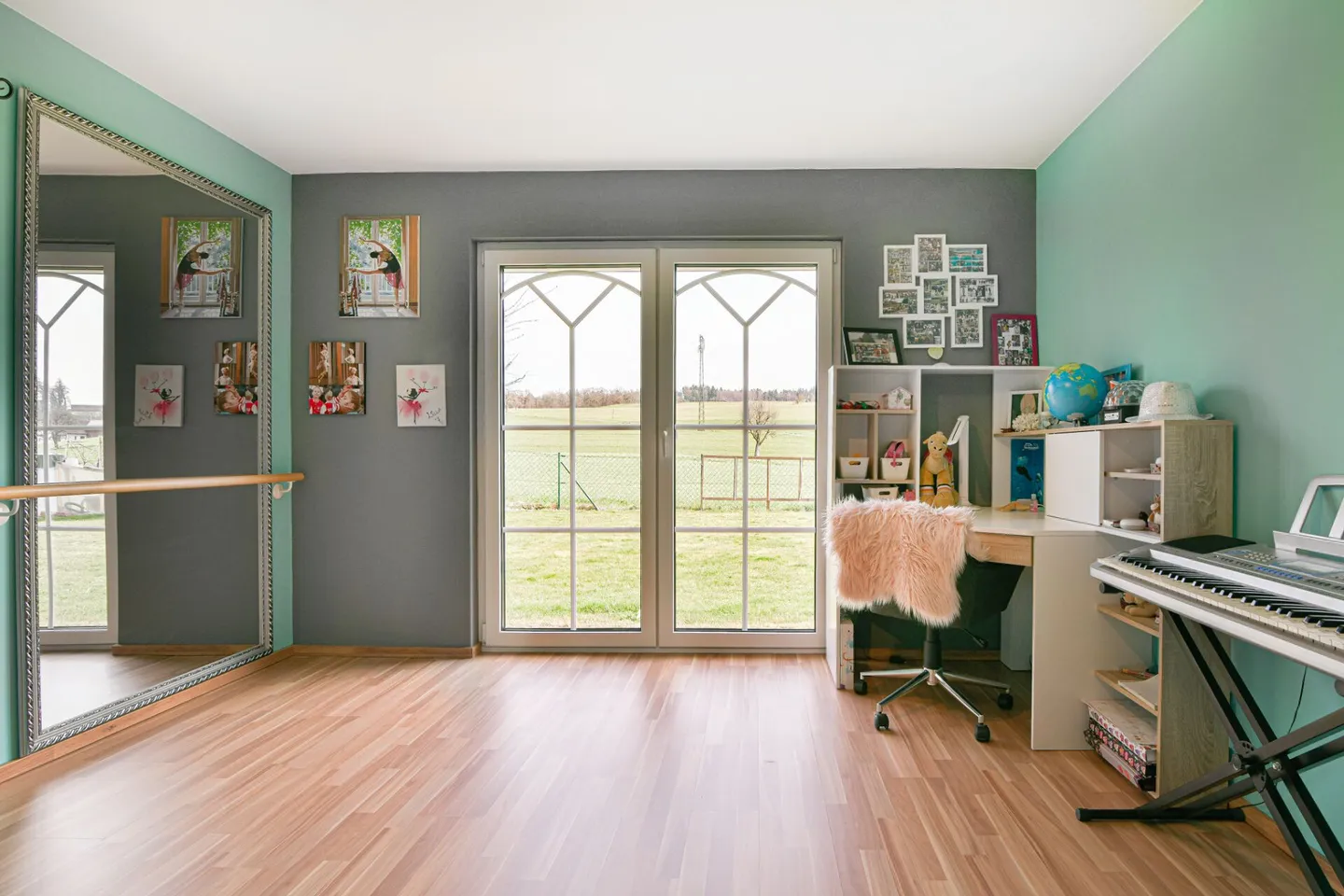 Maison familiale moderne avec piscine - Photo 11 sur 16