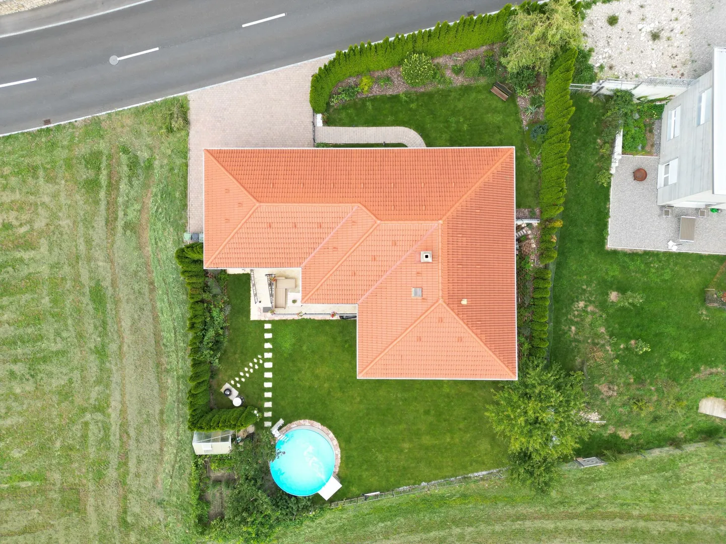 Maison familiale moderne avec piscine - Photo 15 sur 16