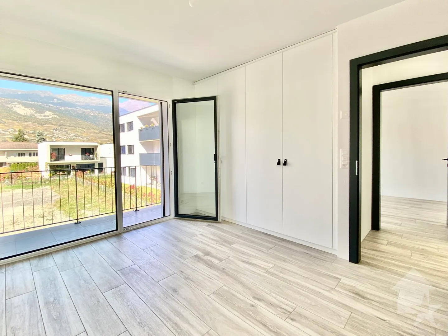 Magnifica nuova villa di 5,5 stanze, giardino, grande garage e posto auto! - Foto 15 di 24