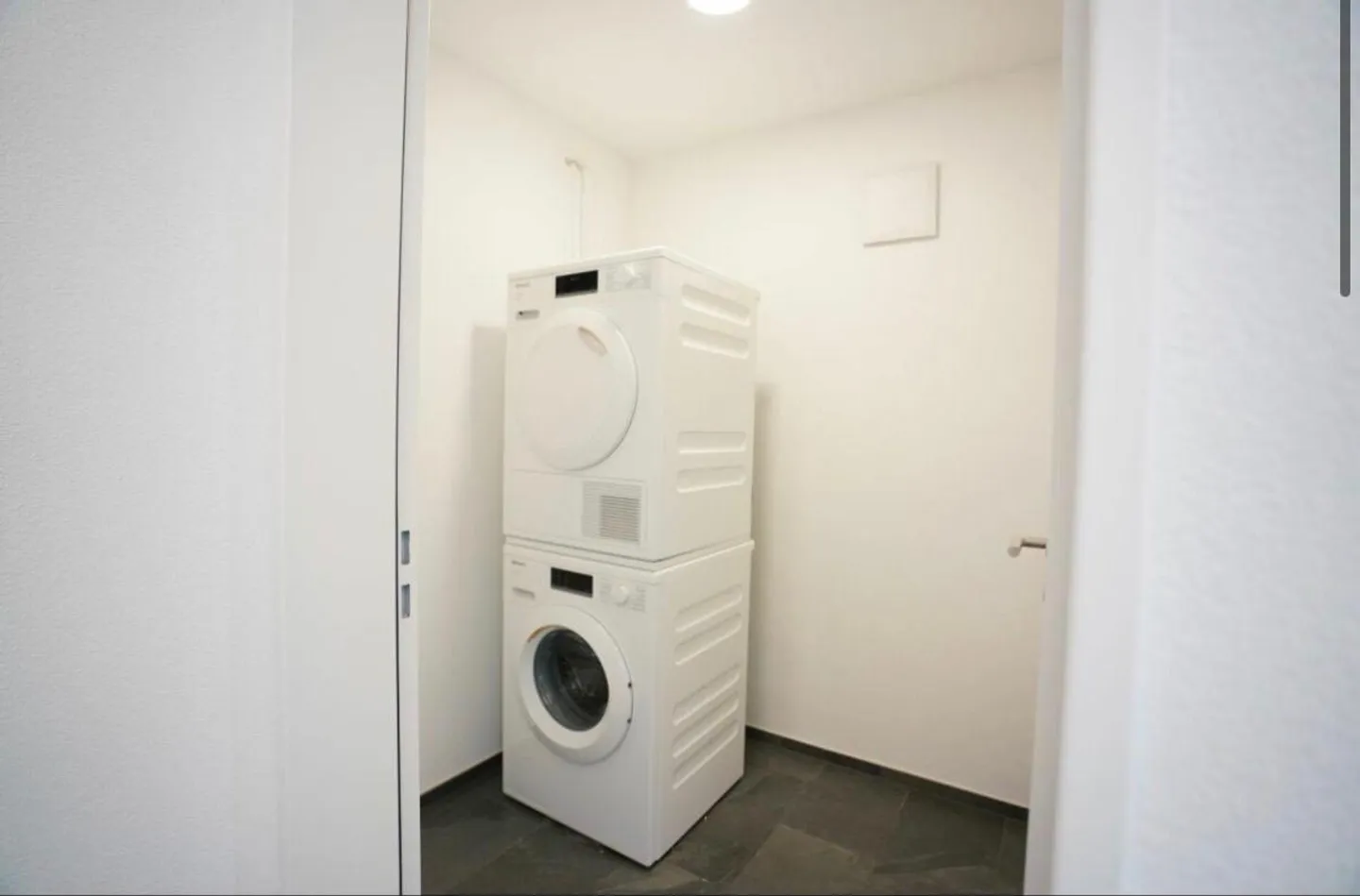 Moderne 4.5-Zimmer-Wohnung mit Balkon - Foto 3 von 12