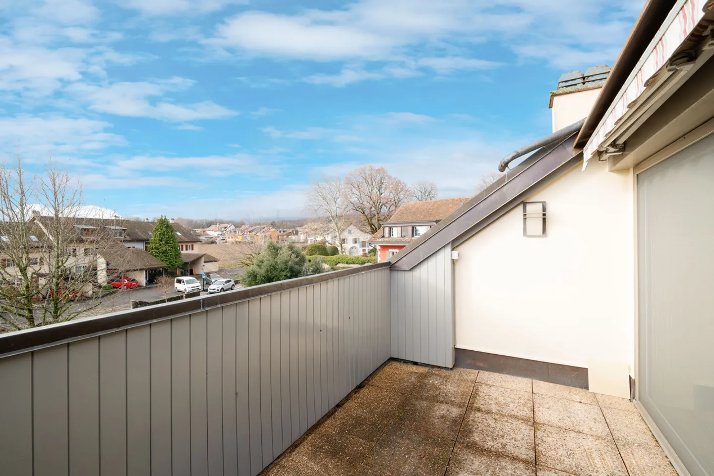 Superb renovated duplex of 4.5 rooms in a calm and green setting - Photo 3 of 13