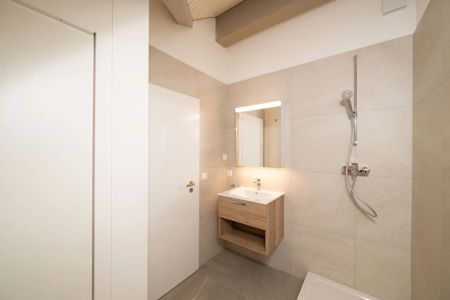 Superb renovated duplex of 4.5 rooms in a calm and green setting - Photo 8 of 13