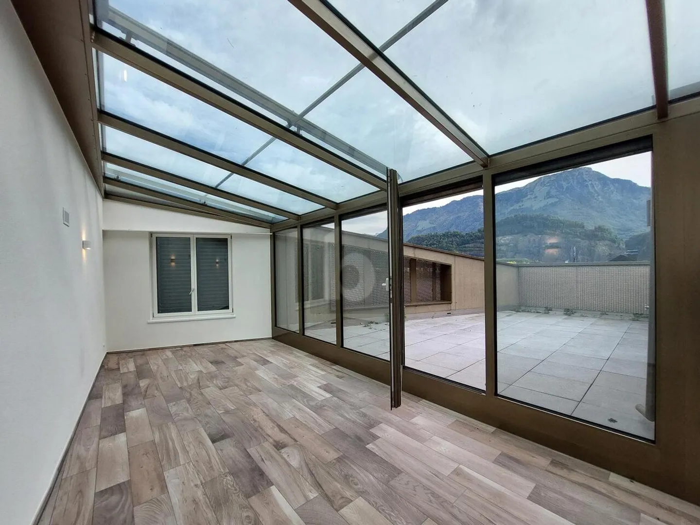 PRESTIGE-BÜRO AM SEE MIT EXKLUSIVER DACHTERRASSE! - Foto 1 von 6