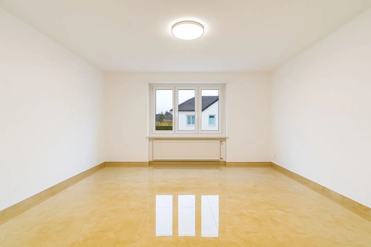 «Magnifico appartamento di 3 stanze completamente ristrutturato con balcone.» - Foto 2 di 6