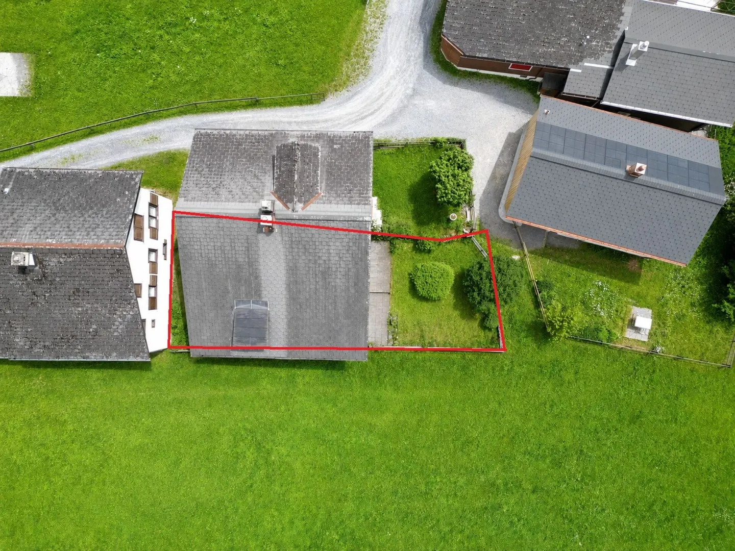 Mezza casa residenziale o per vacanze con giardino in una posizione tranquilla e soleggiata a Matt - Foto 1 di 18