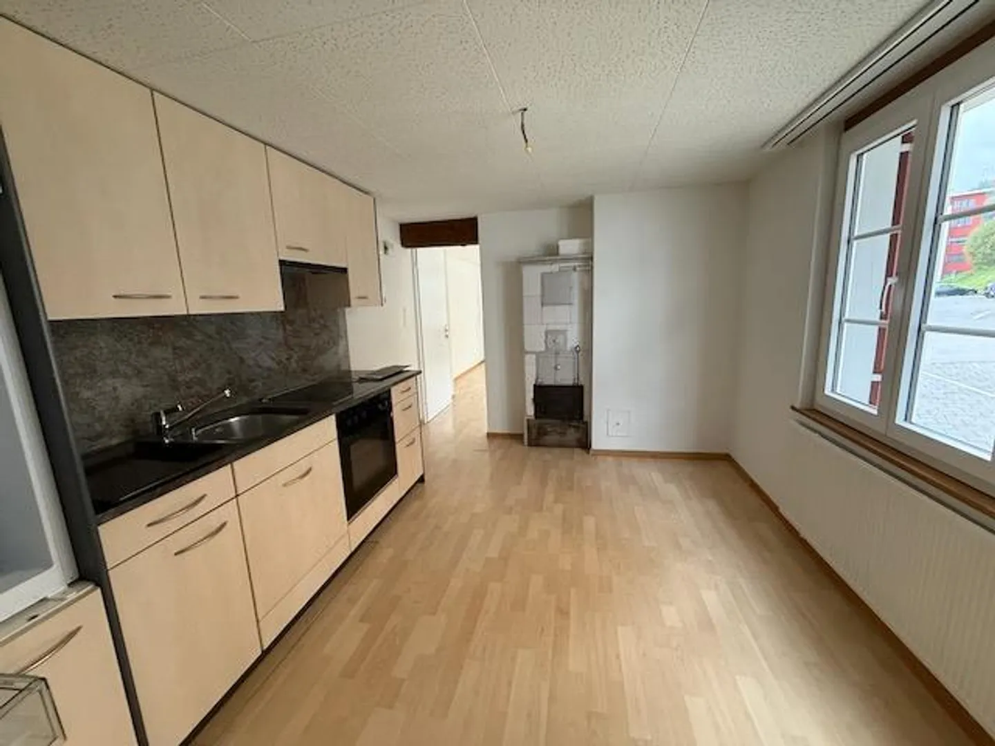 Charming 1.5-room apartment on the raised ground floor with seating area - Photo 3 of 5