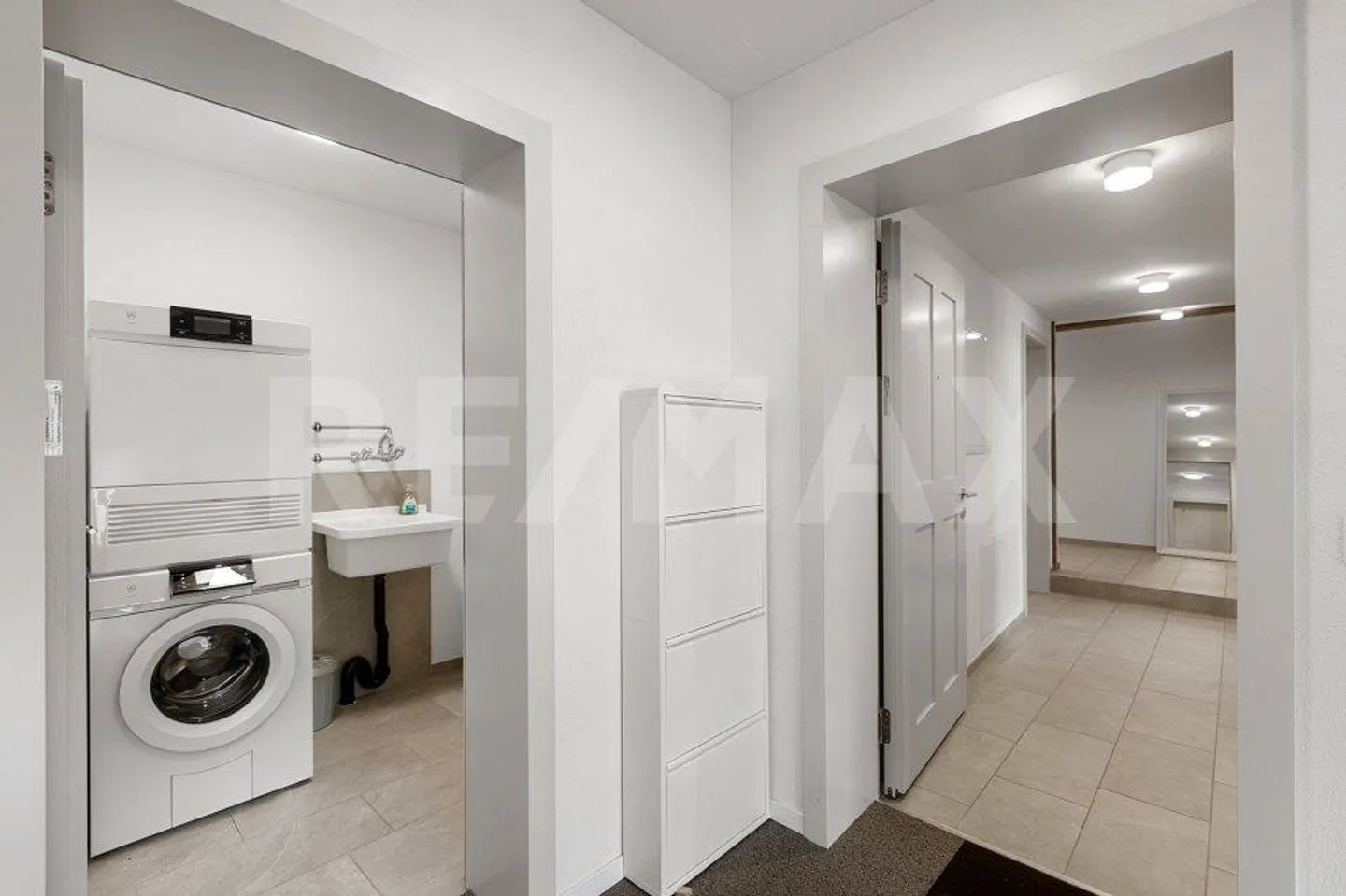 Spacious 4.5-room condominium in a central residential location - Photo 2 of 13