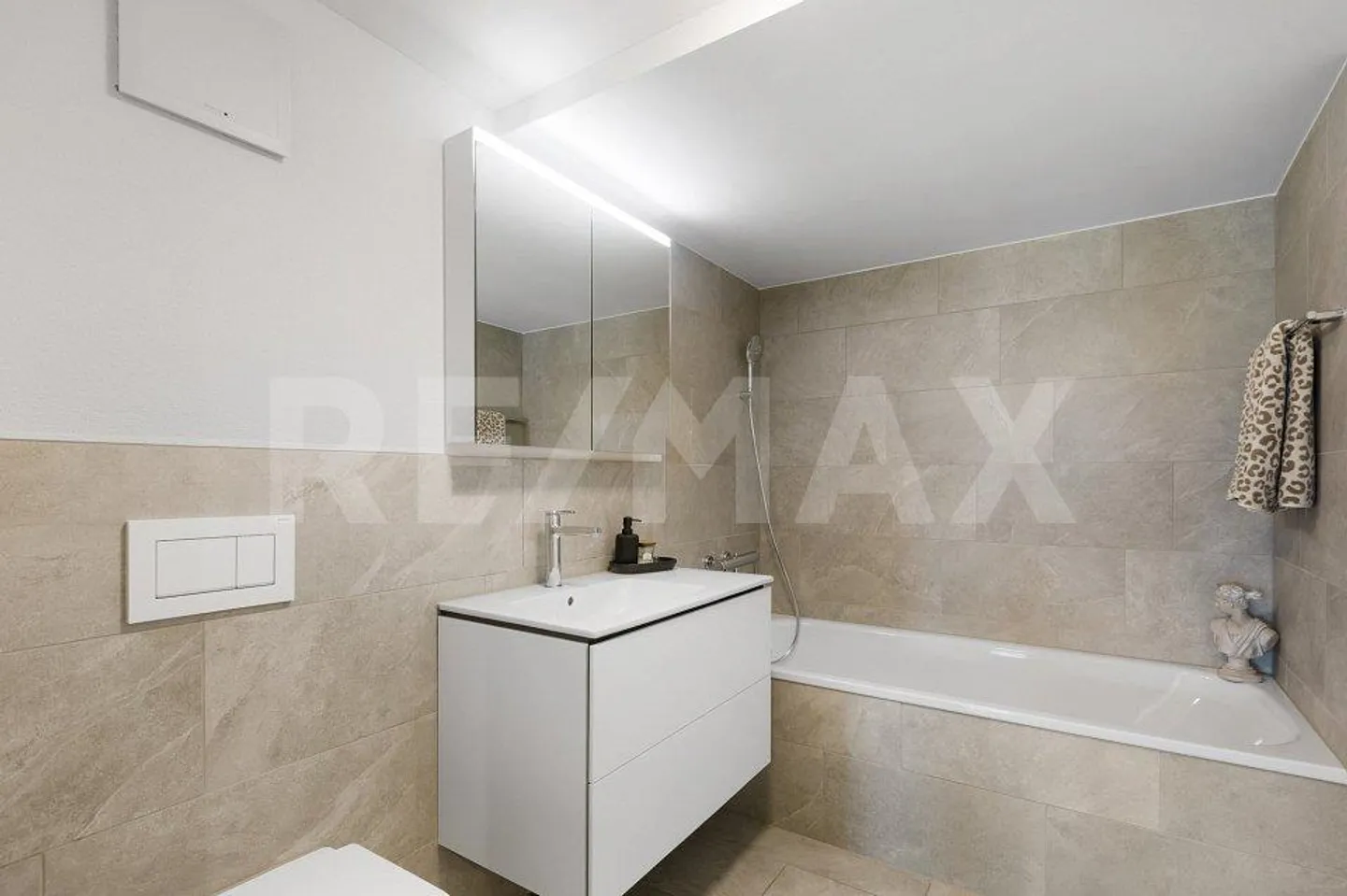Spacious 4.5-room condominium in a central residential location - Photo 3 of 13