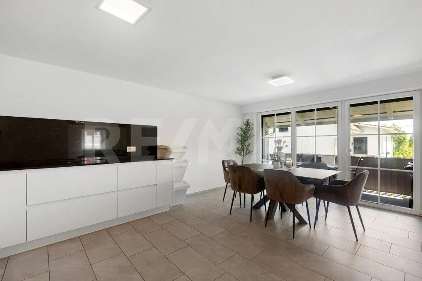 Spacious 4.5-room condominium in a central residential location - Photo 7 of 13