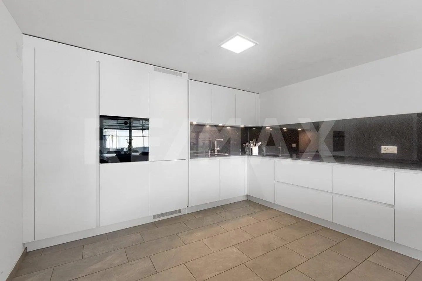 Spacious 4.5-room condominium in a central residential location - Photo 8 of 13