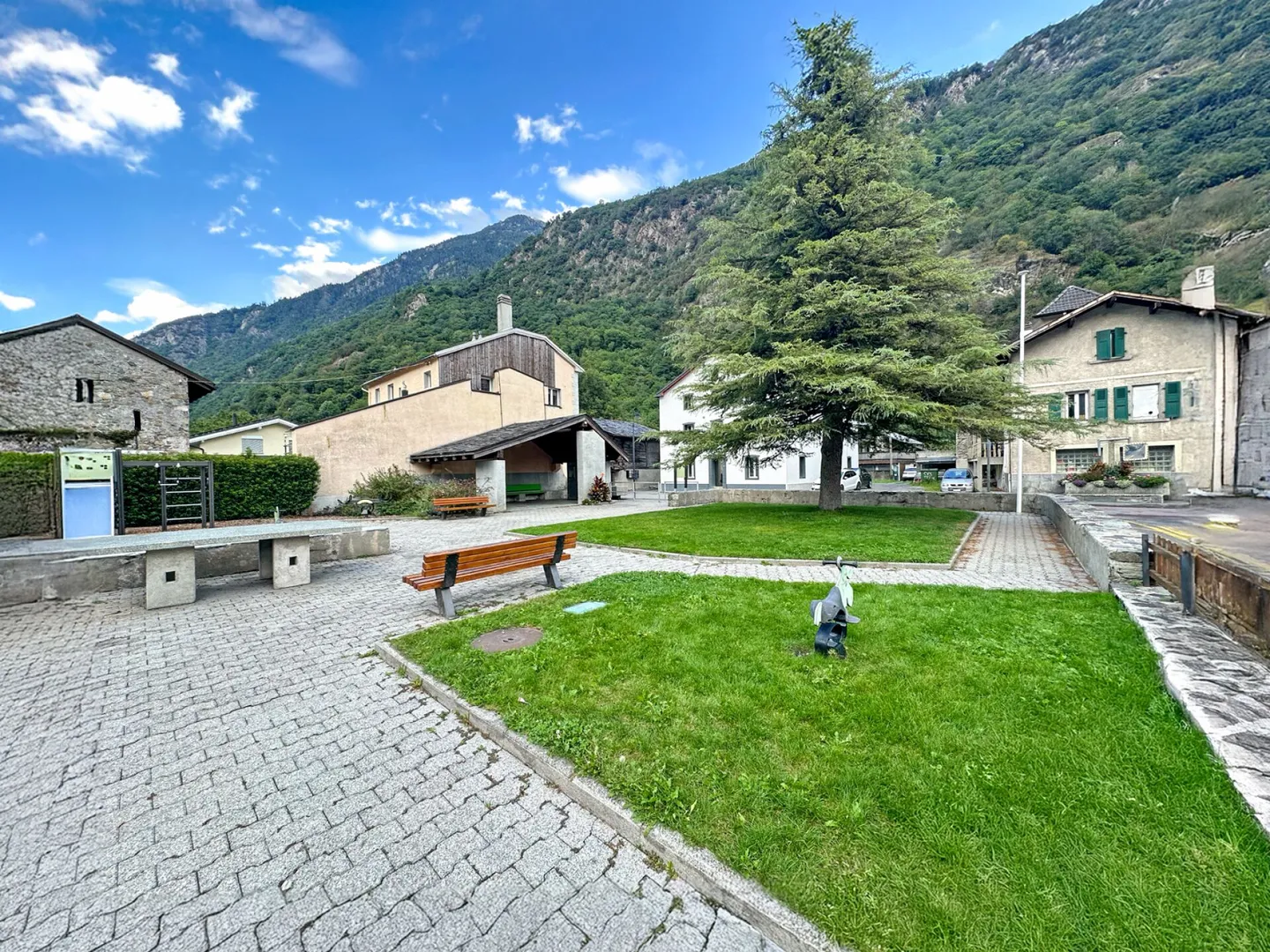 Building with 4 apartments - Photo 23 of 24