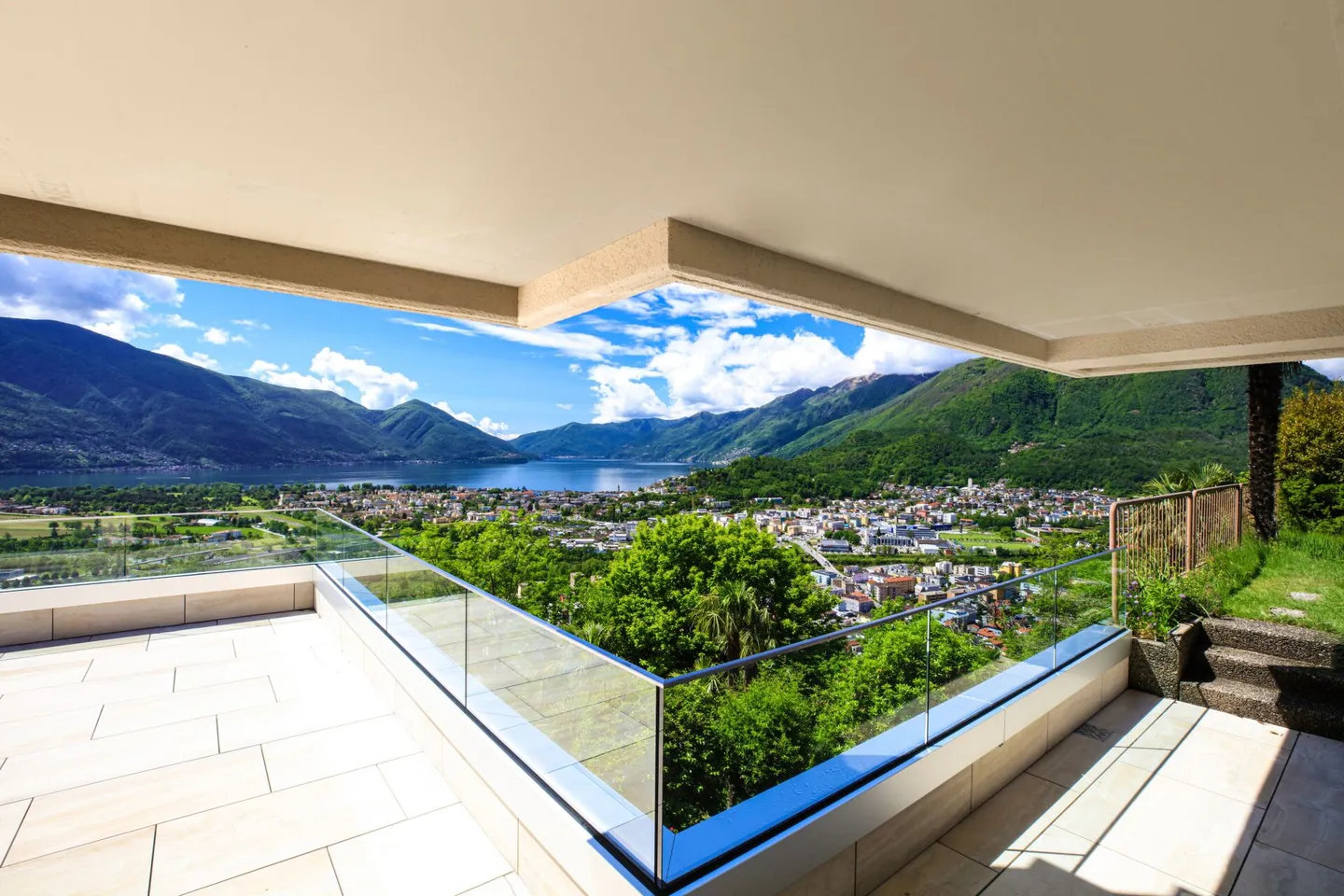 App. di 4.5 locali con giardino privato e spettacolare vista lago - Foto 1 di 8
