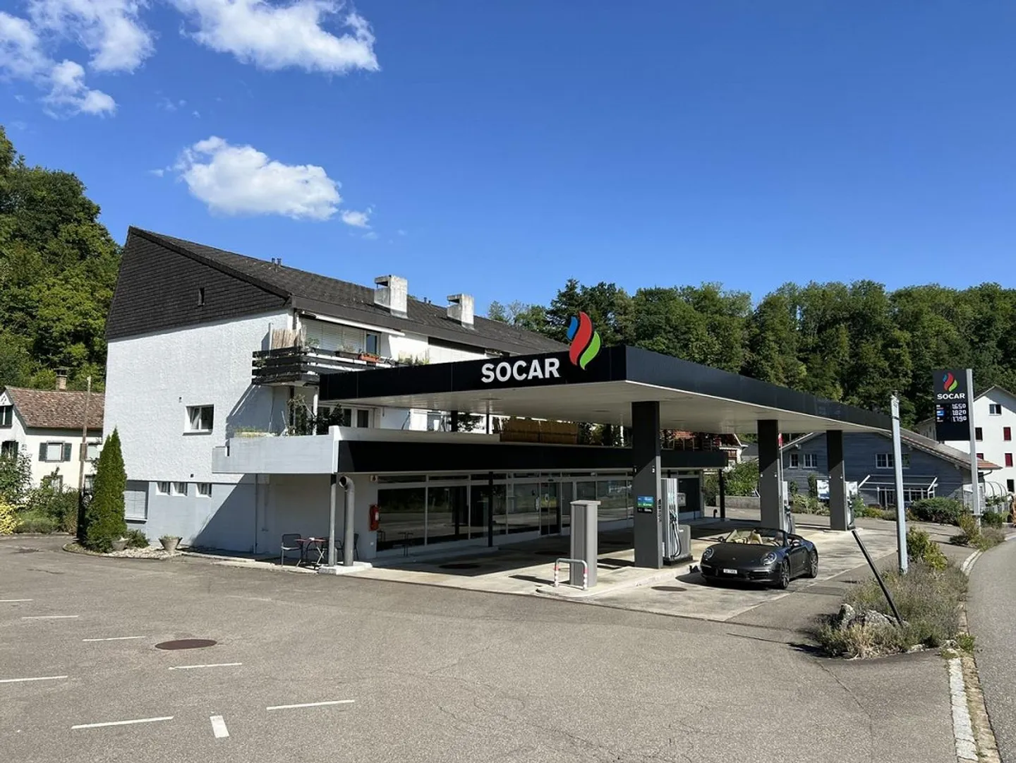 Impressionnant bâtiment polyvalent près de la frontière - Photo 1 sur 7