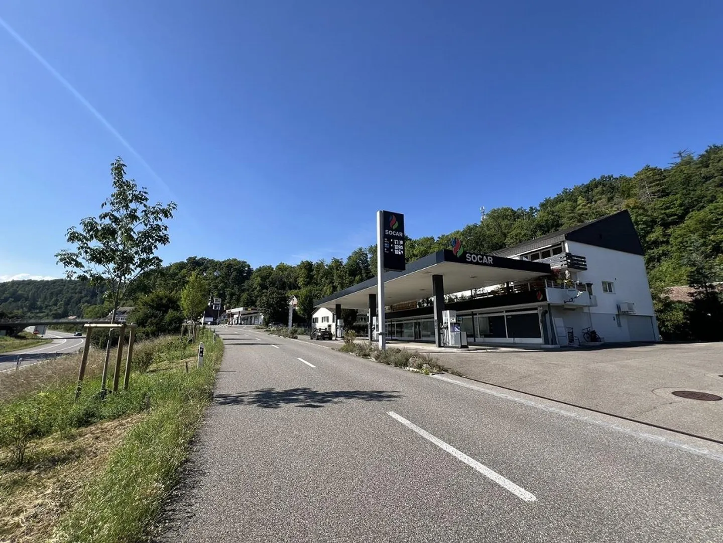 Impressionnant bâtiment polyvalent près de la frontière - Photo 3 sur 7