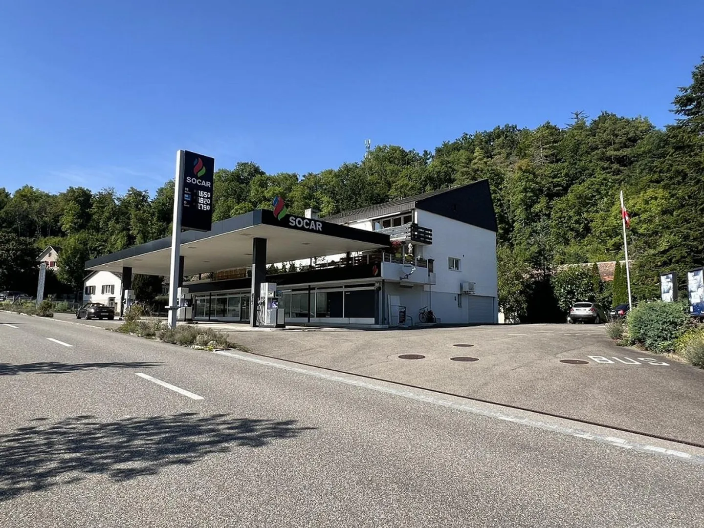 Impressionnant bâtiment polyvalent près de la frontière - Photo 4 sur 7