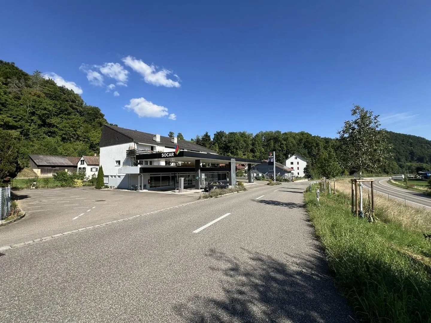 Impressionnant bâtiment polyvalent près de la frontière - Photo 2 sur 7