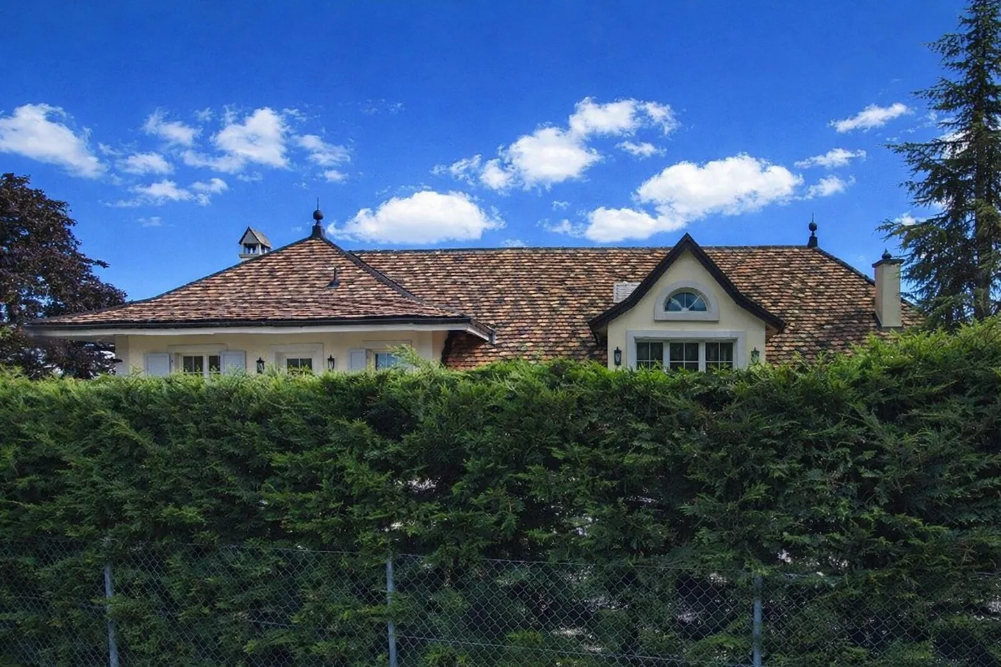 Appartamento raro di 3½ stanze con vista sul lago, piscina e pacchetto tutto incluso - Foto 1 di 4