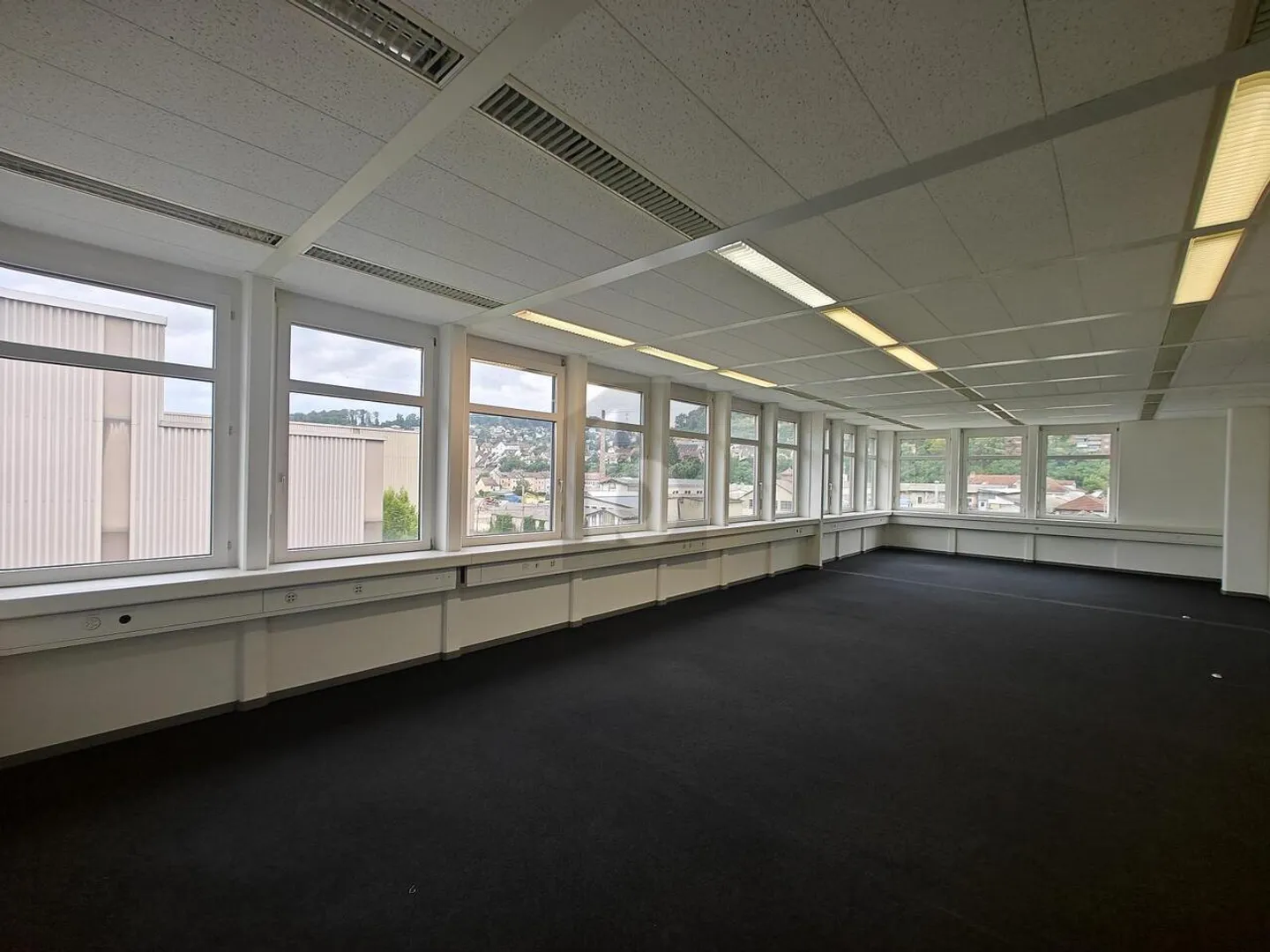 SPACIOUS AND REPRESENTATIVE - Photo 3 of 6