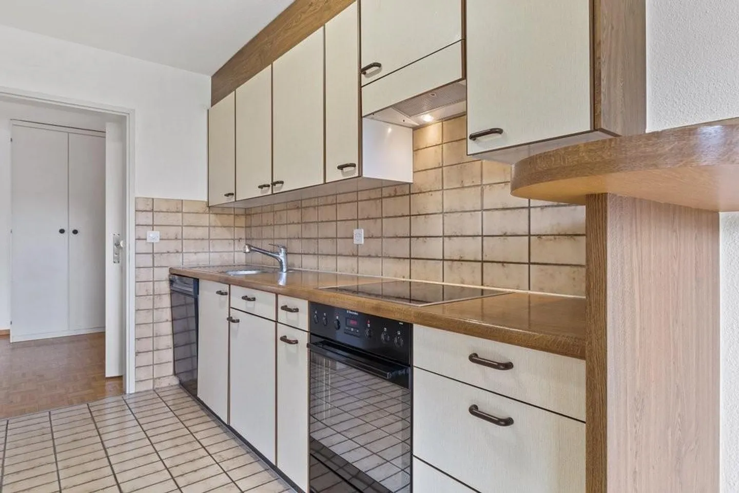 Cozy apartment seeks new tenant - Photo 3 of 8