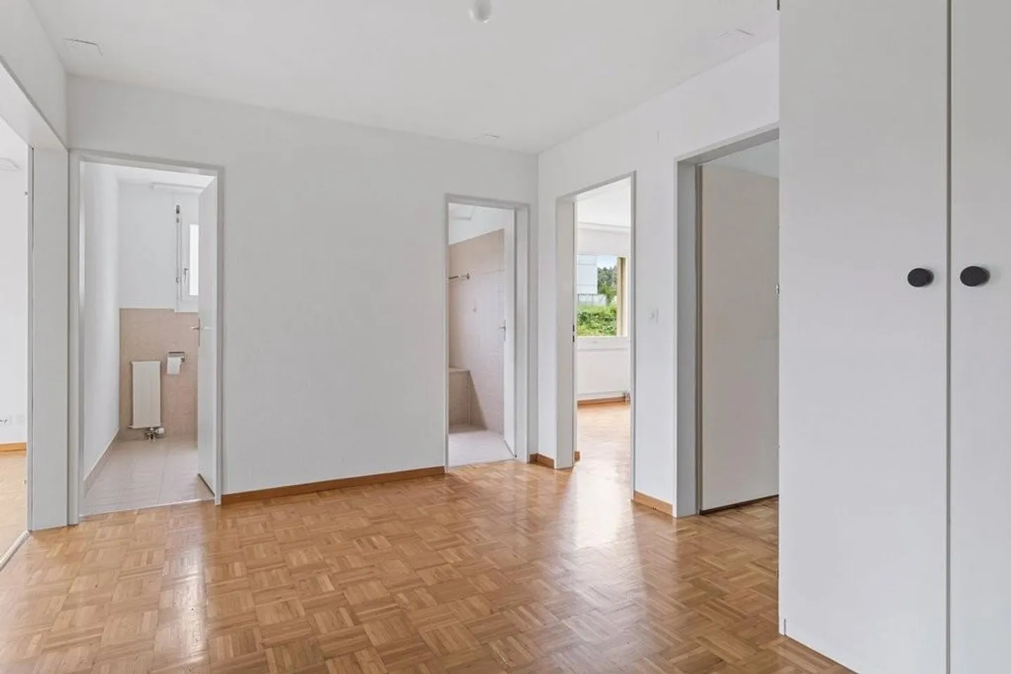 Cozy apartment seeks new tenant - Photo 4 of 8