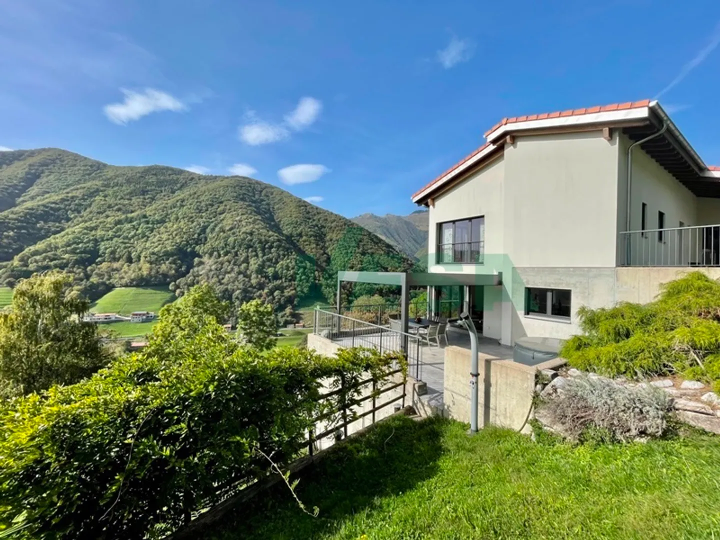 Accogliente ed elegante villa moderna nel verde con vista meravigliosa - Foto 1 di 13