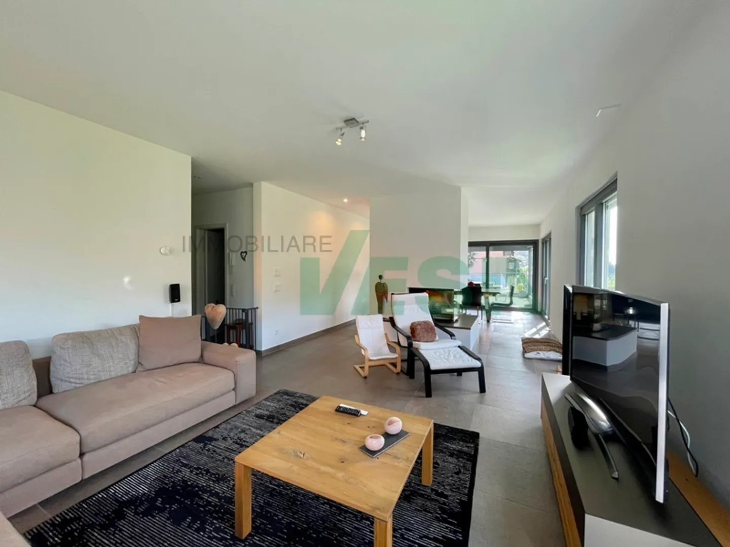Accogliente ed elegante villa moderna nel verde con vista meravigliosa - Foto 2 di 13