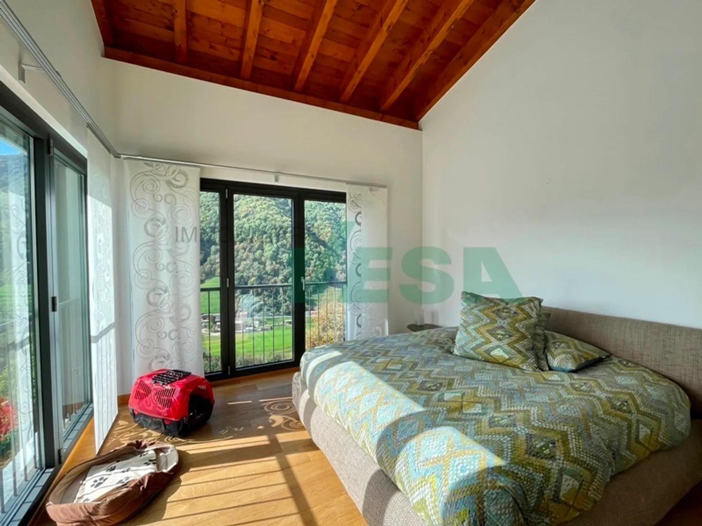 Accogliente ed elegante villa moderna nel verde con vista meravigliosa - Foto 4 di 13
