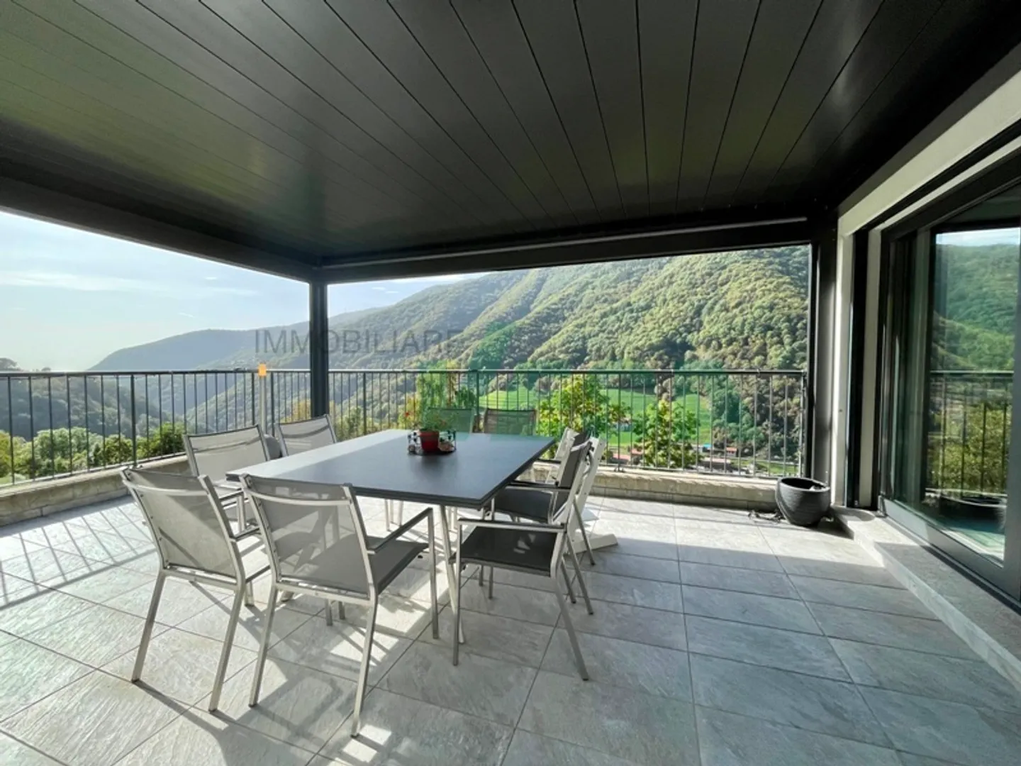 Accogliente ed elegante villa moderna nel verde con vista meravigliosa - Foto 5 di 13