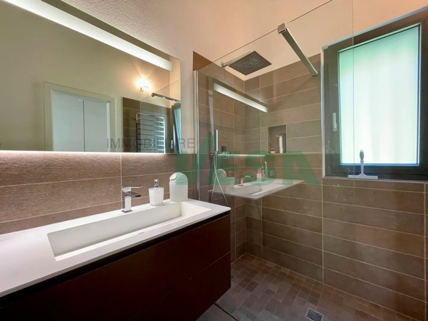 Accogliente ed elegante villa moderna nel verde con vista meravigliosa - Foto 8 di 13