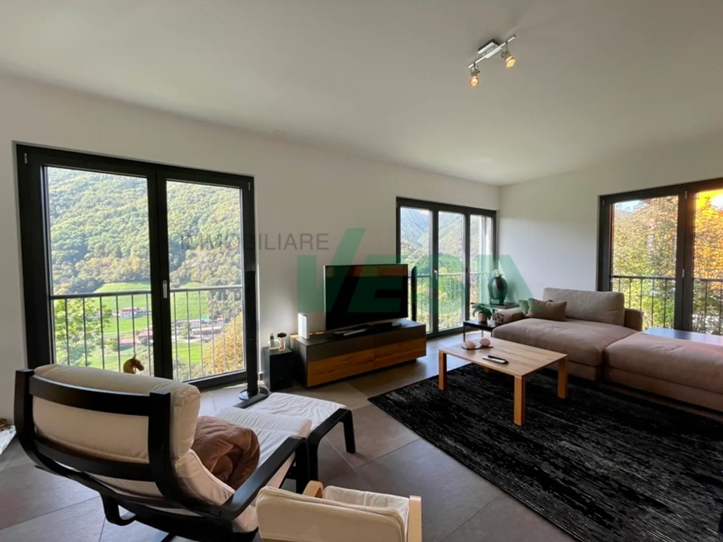 Accogliente ed elegante villa moderna nel verde con vista meravigliosa - Foto 11 di 13