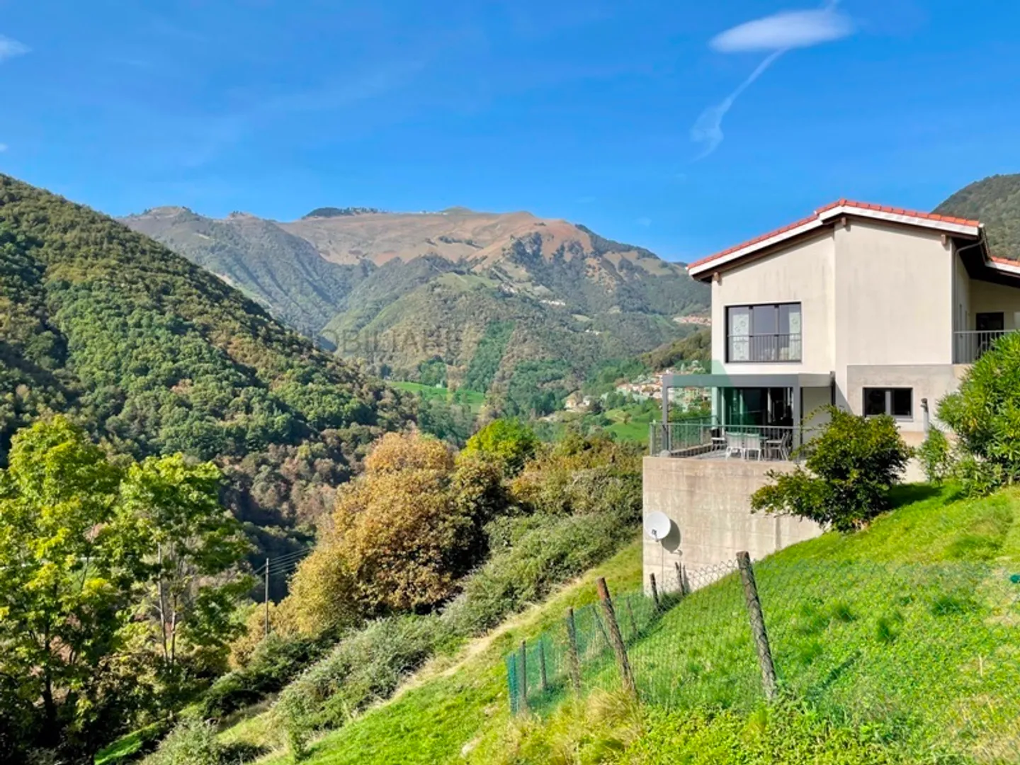 Accogliente ed elegante villa moderna nel verde con vista meravigliosa - Foto 9 di 13