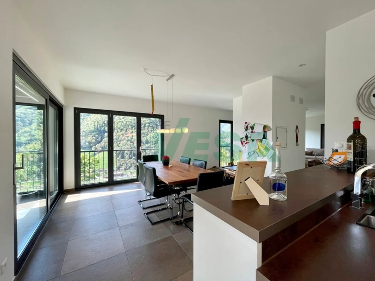Accogliente ed elegante villa moderna nel verde con vista meravigliosa - Foto 10 di 13