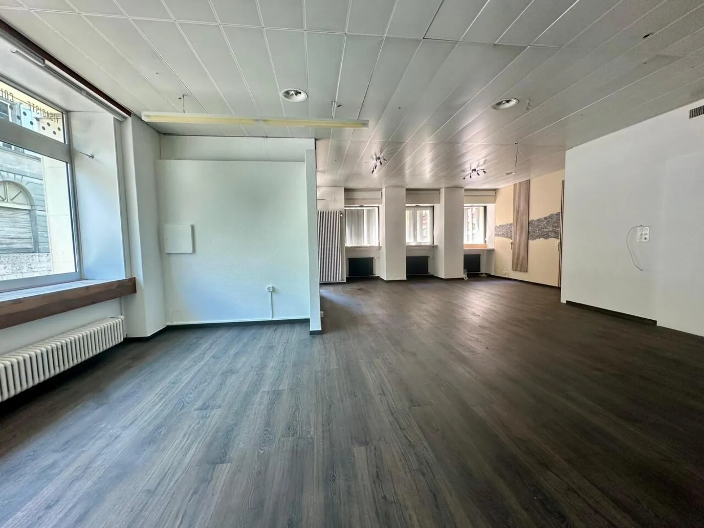 À louer - Local commercial avec vitrine et annexes | Environ 130 m² - Photo 1 sur 5