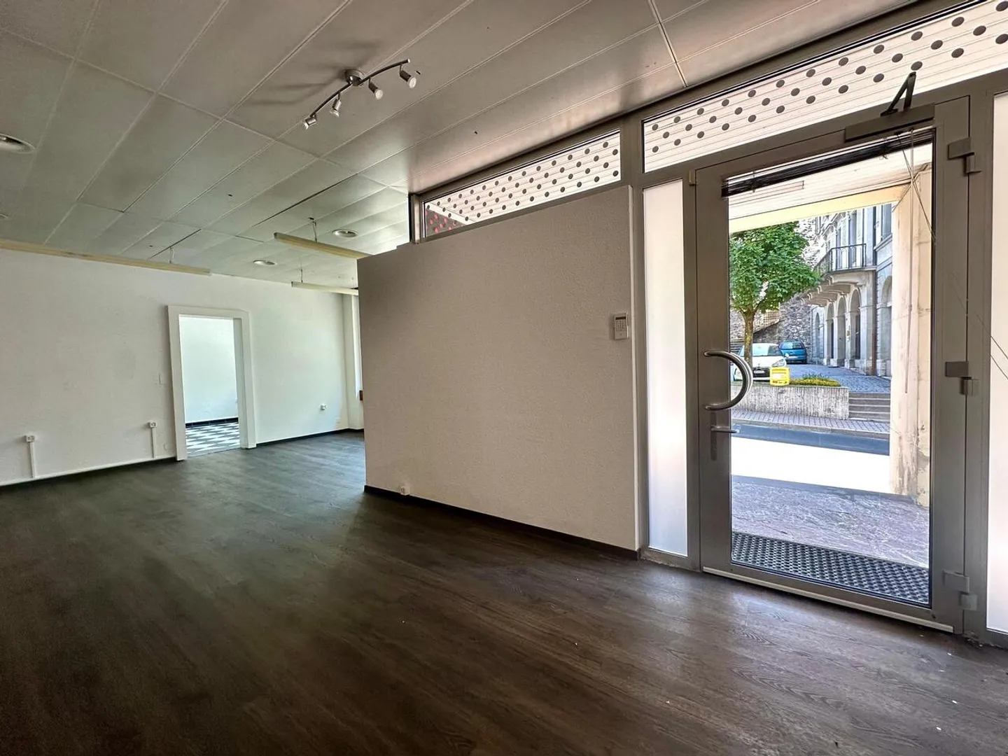 À louer - Local commercial avec vitrine et annexes | Environ 130 m² - Photo 2 sur 5