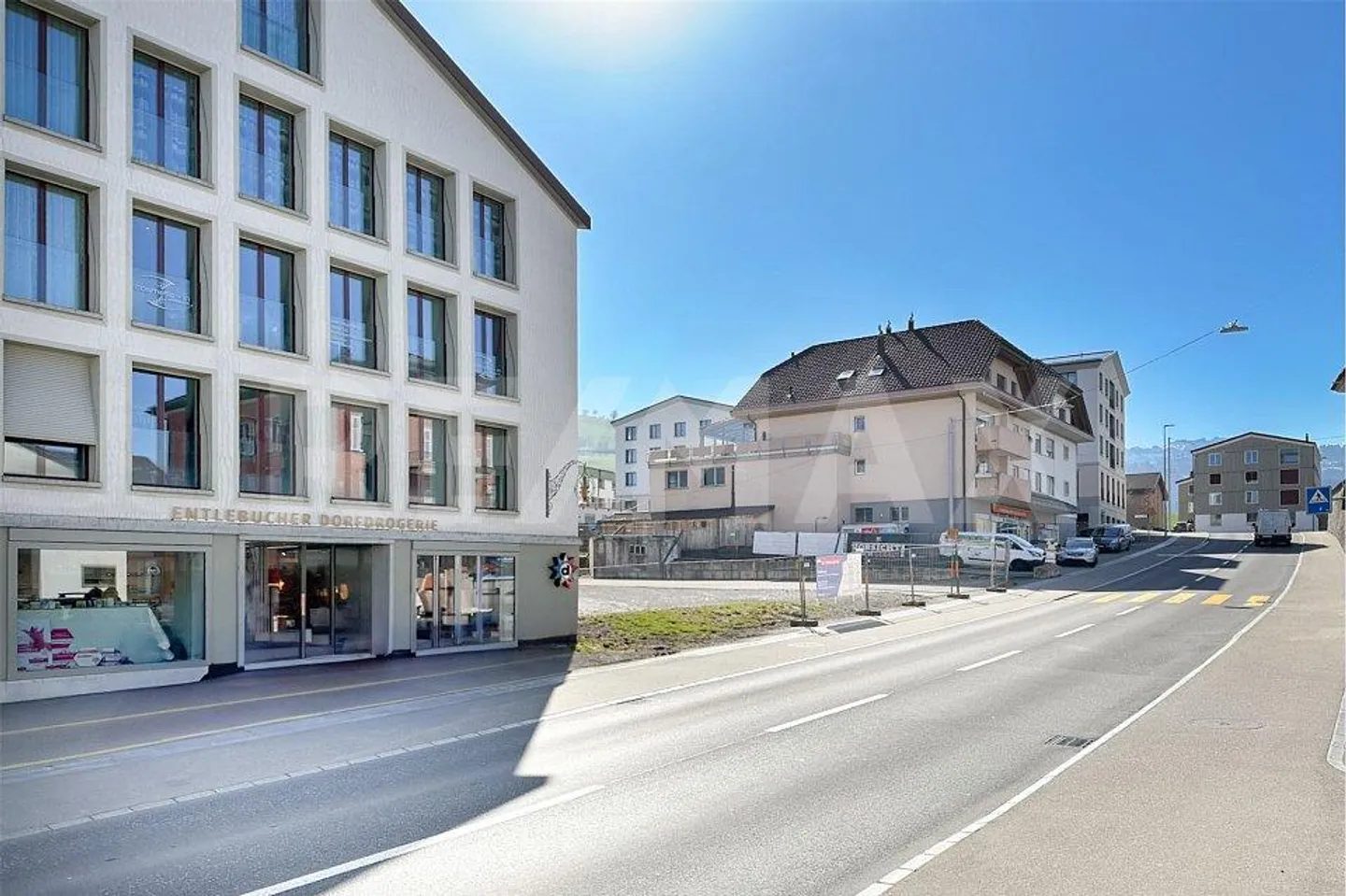 Appartement moderne de 2½ pièces au 1er étage dans un emplacement central - Photo 2 sur 12