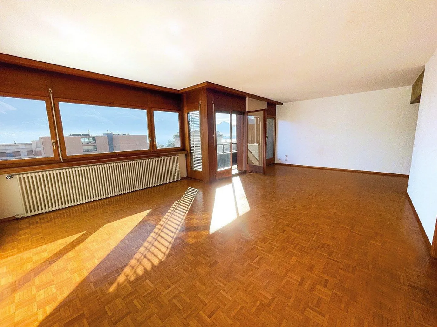 À deux pas du lac, grand appartement 4.5 pièces très ensoleillé - Photo 3 sur 13