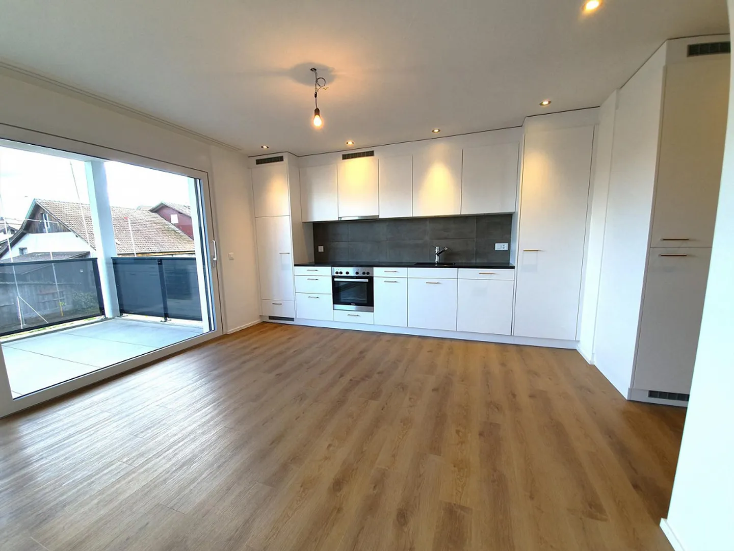 Appartement moderne de 2,5 pièces dans un emplacement central - Photo 1 sur 5