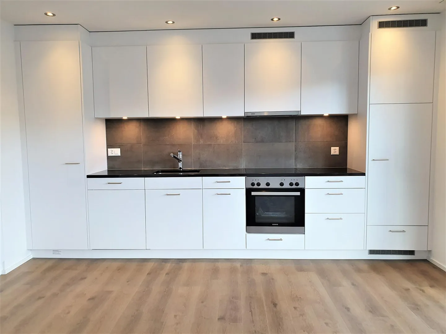 Appartement moderne de 2,5 pièces dans un emplacement central - Photo 2 sur 5