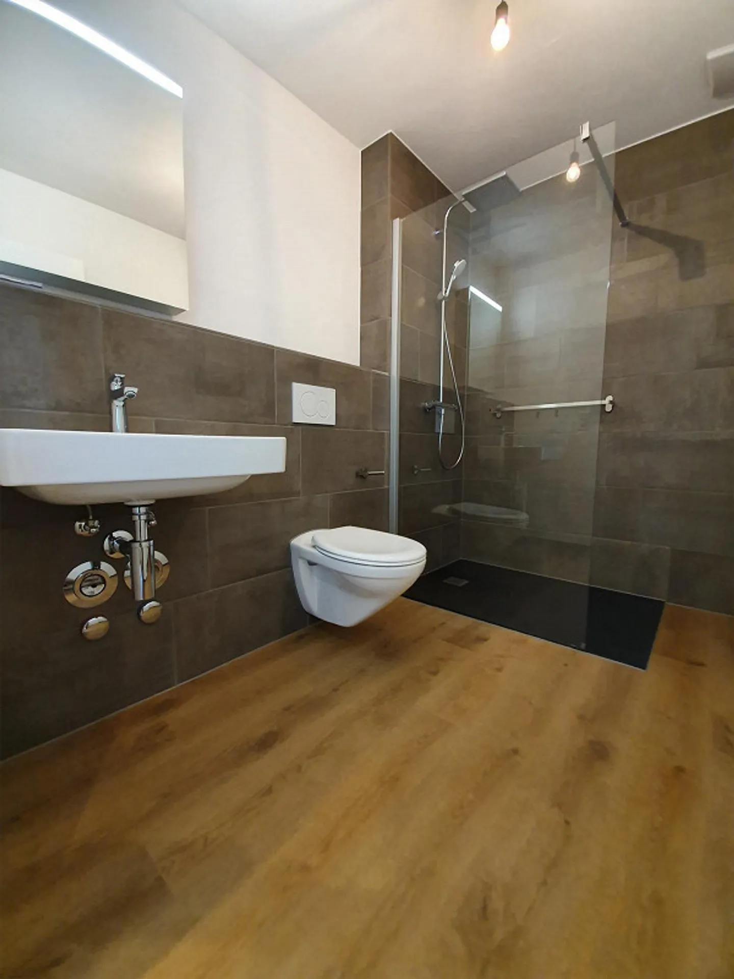 Appartement moderne de 2,5 pièces dans un emplacement central - Photo 3 sur 5