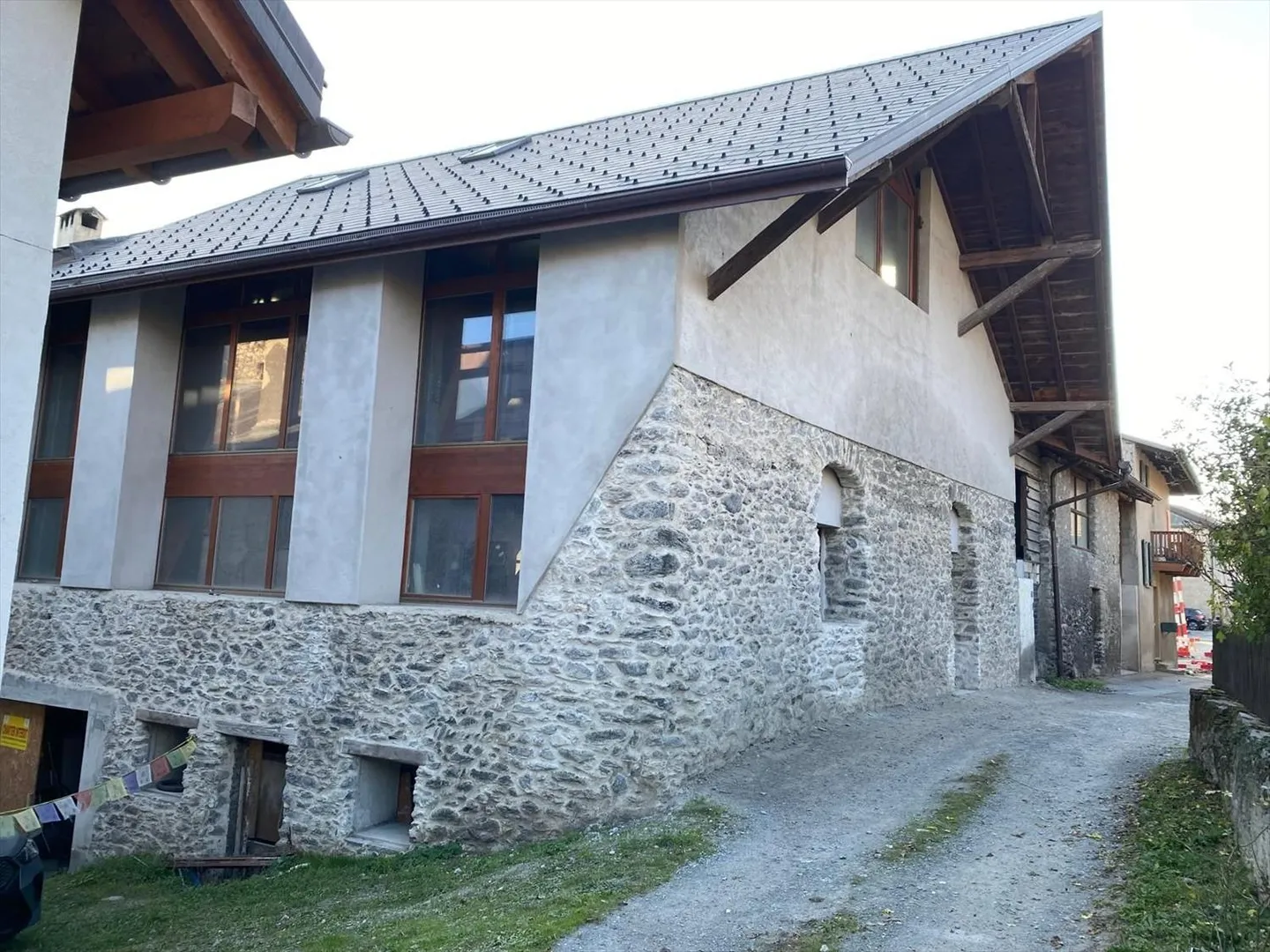 Village house 7.5 rooms in Saint-Pierre-de-Clages of 237 m2 - Photo 3 of 9